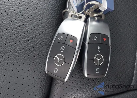 2021 Mercedes-Benz C 300 4Matic z USA, uszkodzony, nr VIN W1KWF8EB8MR625884